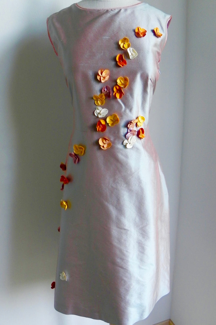 Kleid mit bunten Blüten